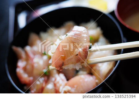 在青森縣當地超市附設的餐廳裡吃到的什錦醃菜飯。 在青森縣當地超市附設的餐廳裡吃到的什錦醃菜飯。 138525394