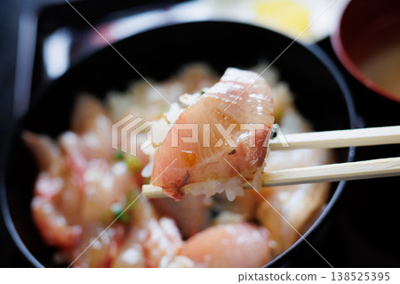 在青森縣當地超市附設的餐廳裡吃到的什錦醃菜飯。 在青森縣當地超市附設的餐廳裡吃到的什錦醃菜飯。 138525395