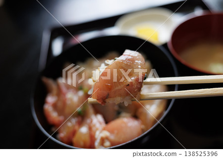 在青森縣當地超市附設的餐廳裡吃到的什錦醃菜飯。 138525396