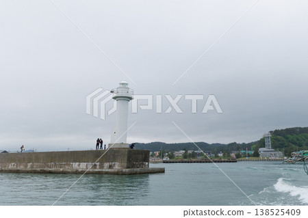 從漁船上眺望卡尼塔漁港防波堤的尖端（青森縣） 138525409