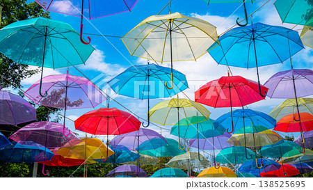 法德寺的傘狀天空和夏日天空（群馬縣桐生市－五彩繽紛的傘狀景觀） 138525695
