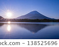 Mount Fuji and the sunrise as seen from Lake Shoji (Morning view of Mount Fuji, Yamanashi Prefecture) 138525696