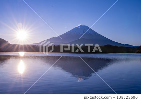 從精進湖看到的富士山和日出(山梨縣富士山的晨景) 從精進湖看到的富士山和日出(山梨縣富士山的晨景) 138525696