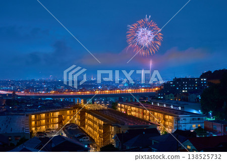 欣賞川崎市多摩區長尾市（包括東名高速公路和高津區）的夜景和煙火。 138525732