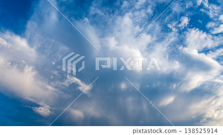 夏日黃昏，雲朵如沙塵暴般飄過。 138525914