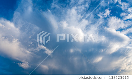 夏日黃昏，雲朵如沙塵暴般飄過。 138525915