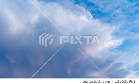 夏日黃昏,雲朵如沙塵暴般飄過。 夏日黃昏,雲朵如沙塵暴般飄過。 138525961