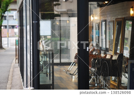 店內的美髮椅 店內的美髮椅 138526098