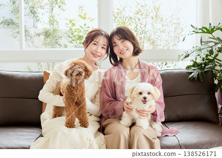 Women living with Toy Poodles and Maltese dogs: A lifestyle with dogs Women living with Toy Poodles and Maltese dogs: A lifestyle with dogs 138526171