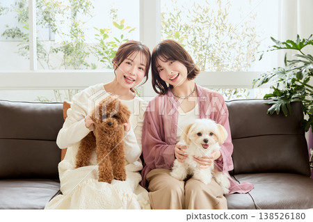 與玩具貴賓犬和馬爾濟斯犬共同生活的女性：一種與狗相伴的生活方式 138526180