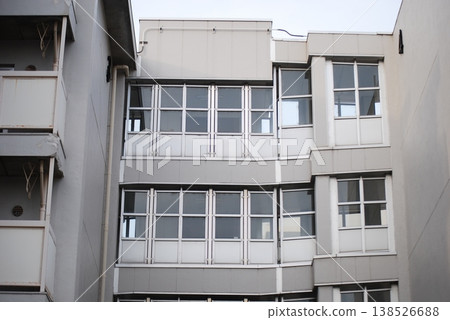 The complex structure of the white apartment complex 138526688