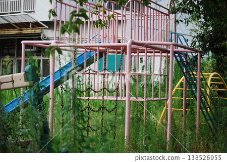 公園裡雜草叢生的舊遊樂場設施 公園裡雜草叢生的舊遊樂場設施 138526955