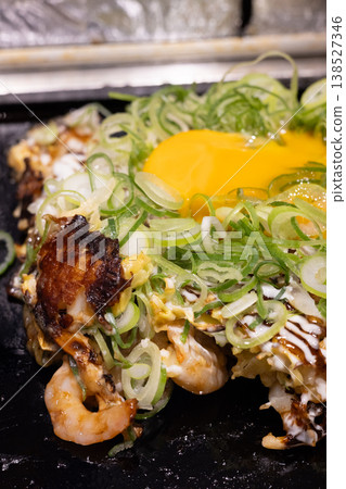 美味的御好燒配九條蔥 美味的御好燒配九條蔥 138527346
