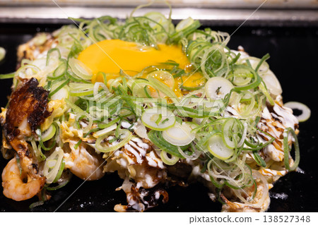 美味的御好燒配九條蔥 美味的御好燒配九條蔥 138527348