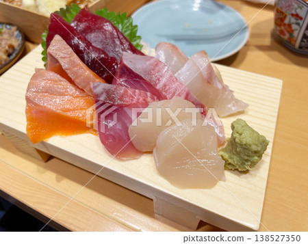 Assorted 5 types of sashimi: Amberjack, Sea Bream, Scallop, Salmon, Tuna 138527350