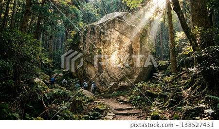 陽光照射在深山巨石上的那一刻 138527431