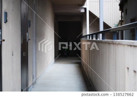 公寓大樓裡冷冰冰的混凝土走廊 公寓大樓裡冷冰冰的混凝土走廊 138527662