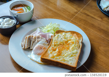 一份西式家常早餐,包括雞肉沙拉和起司吐司。 一份西式家常早餐,包括雞肉沙拉和起司吐司。 138528119