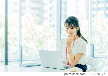 朝向便攜式計算機的女商人 138528174