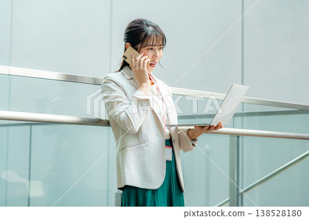 筆記本電腦業務的女人 138528180