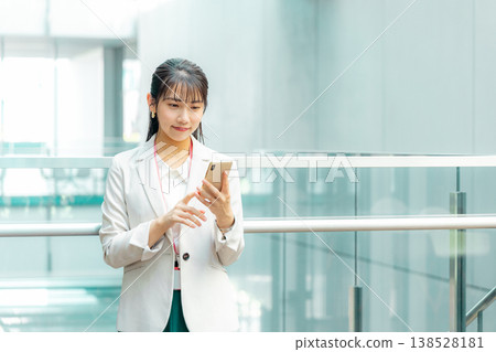 操作智能手機的女商人 138528181