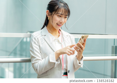 操作智能手機的女商人 操作智能手機的女商人 138528182