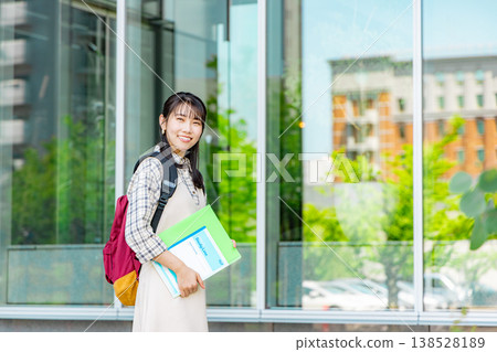 大學生走過辦公大樓 138528189