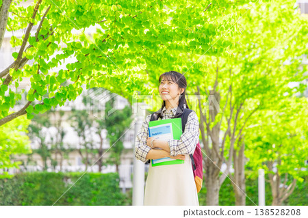 走在校園裡的女大學生 138528208