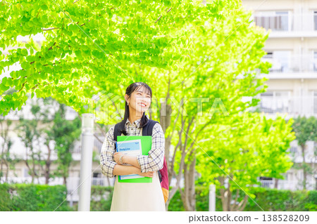 走在校園裡的女大學生 138528209