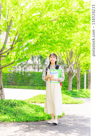 走在校園裡的女大學生 138528215