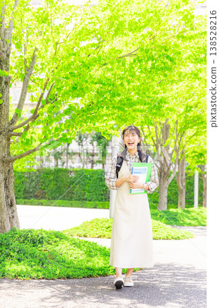 走在校園裡的女大學生 138528216