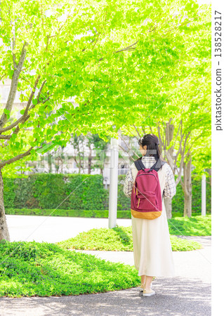 走在校園裡的女大學生 138528217