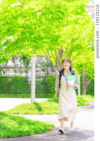 走在校園裡的女大學生 138528218