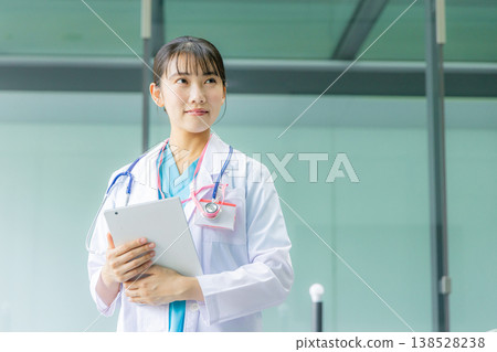Young female doctor working in hospital Young female doctor working in hospital 138528238
