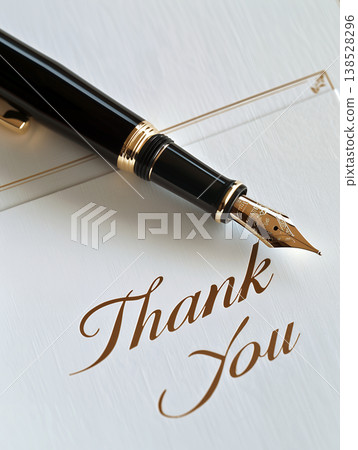 一張特寫照片，展示了一支高檔黑色鋼筆筆尖，以及用金色字體寫成的“謝謝”字樣。 138528296
