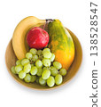 盛在木碗裡的水果拼盤（葡萄、香蕉、蘋果和木瓜） 138528547