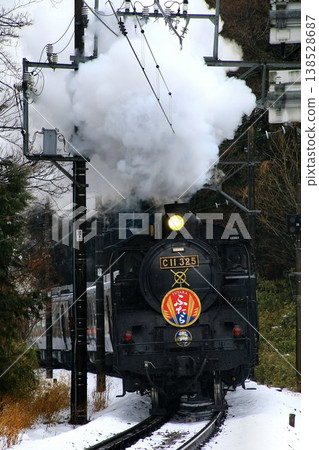 The steam locomotive "Taiju Futara" (C11325) powerfully runs along the snow-covered railway line of Kinugawa... 138528687