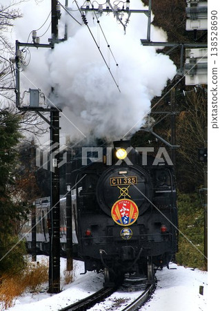 蒸氣機車「大樹二號」(C11325)強勁地行駛在白雪皚皚的鬼怒川鐵路線上… 蒸氣機車「大樹二號」(C11325)強勁地行駛在白雪皚皚的鬼怒川鐵路線上… 138528690