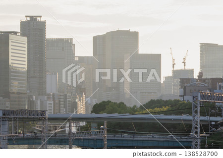 城市中的摩天大樓籠罩在晨霧之中。 城市中的摩天大樓籠罩在晨霧之中。 138528700