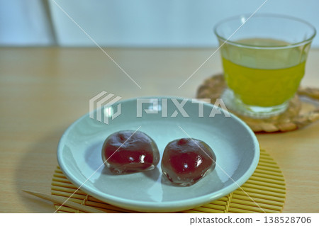 In summer, chilled kuzu mochi is delicious. In summer, chilled kuzu mochi is delicious. 138528706