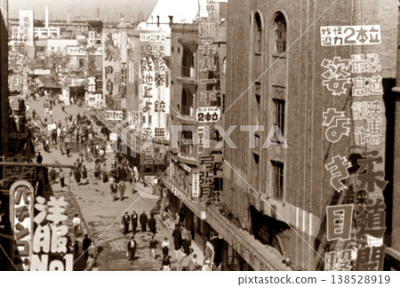1956 年東京的一張老照片,照片中是淺草六區的娛樂區,兩旁林立著電影院 1956 年東京的一張老照片,照片中是淺草六區的娛樂區,兩旁林立著電影院 138528919
