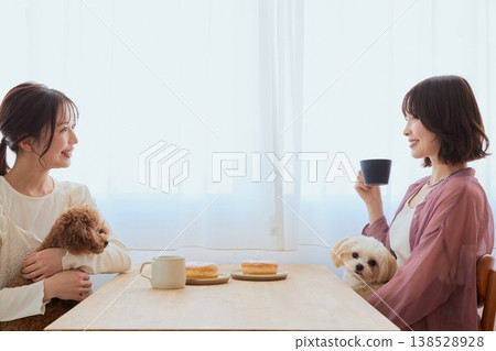 兩位女士帶著她們的玩具貴賓犬和馬爾濟斯犬在咖啡館享受時光：與寵物相伴的生活方式 138528928