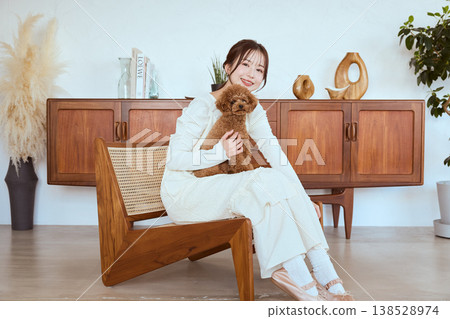 一位女士和她的玩具貴賓犬:與寵物一起過著自然的生活。 一位女士和她的玩具貴賓犬:與寵物一起過著自然的生活。 138528974