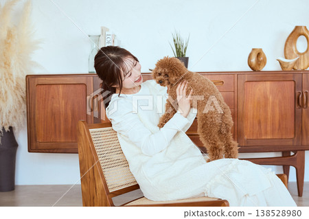 一位女士和她的玩具貴賓犬：與寵物一起過著自然的生活。 138528980