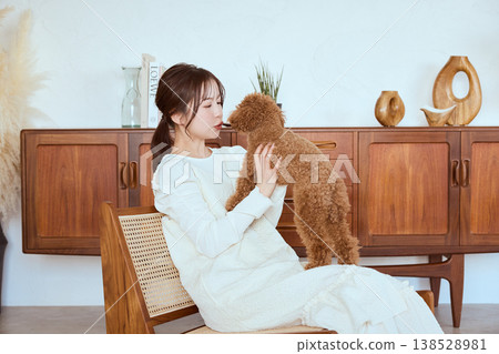 一位女士和她的玩具貴賓犬：與寵物一起過著自然的生活。 138528981