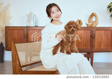 一位女士和她的玩具貴賓犬：與寵物一起過著自然的生活。 138528985