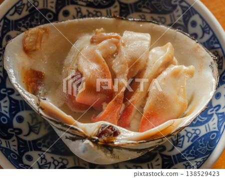 Tomakomai's specialty: butter-grilled surf clams, a delicacy from Hokkaido's seafood scene. 138529423