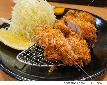豬裡肌排套餐－一道受歡迎的日本料理 138529525
