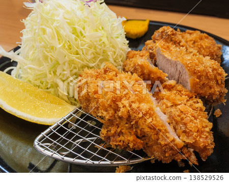 豬裡肌排套餐-一道受歡迎的日本料理 豬裡肌排套餐-一道受歡迎的日本料理 138529526