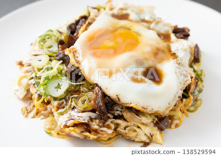 Delicious Kujo green onion and beef tendon okonomiyaki Delicious Kujo green onion and beef tendon okonomiyaki 138529594